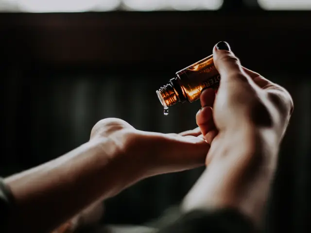 Aromaterapi masajında kullanılan yağın ele dökülmesi