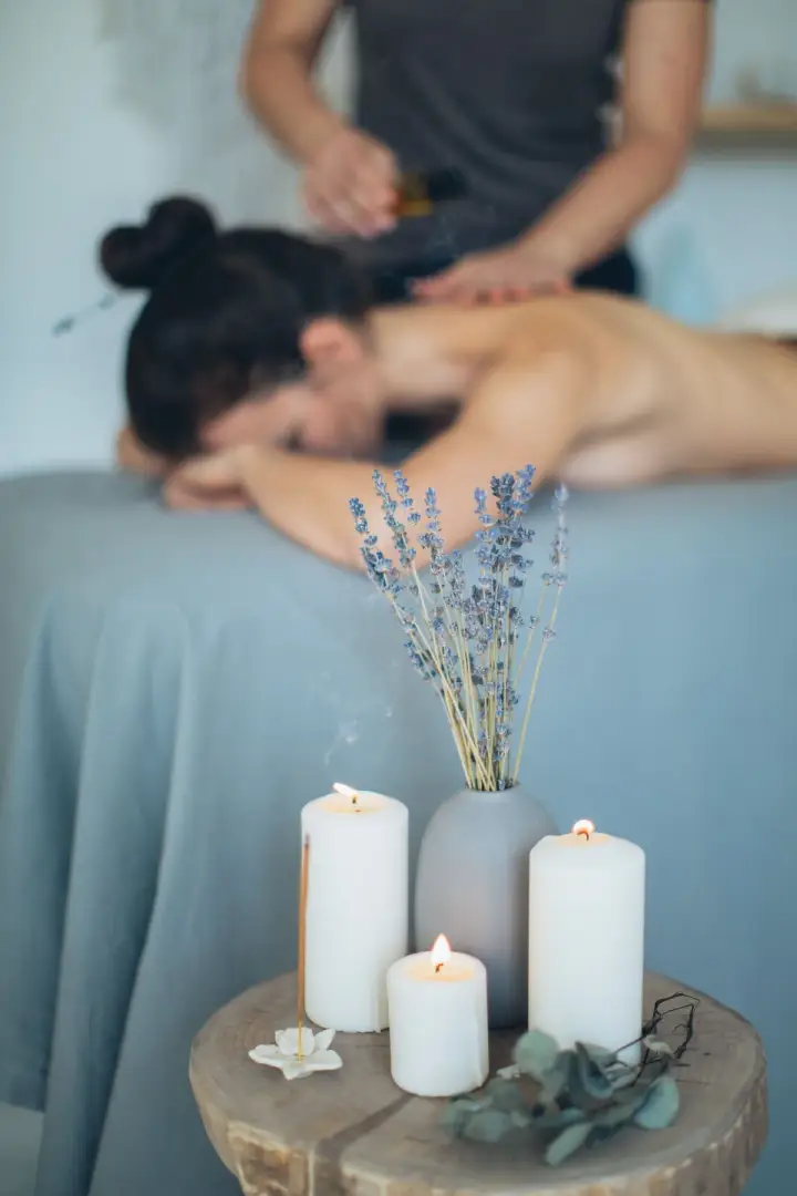 Spa masajı için hazırlanmış lavanta ve mum